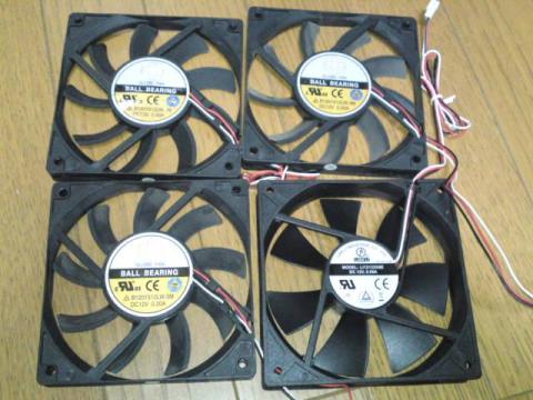 今度はファンを4つ繋げてみる