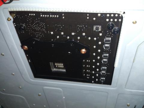 マザーボードに取り付けたバックプレートがケースにぶつかってしまう