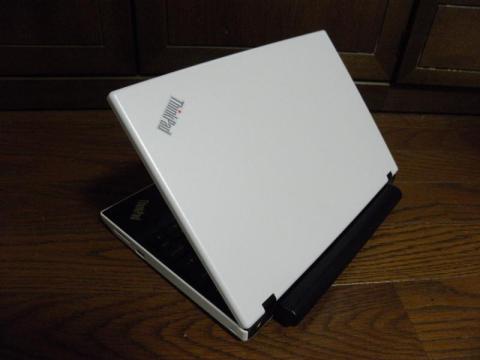 角に現れるハイライトはモデルの磨き上げた脚を思わせる