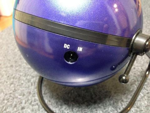 電源アダプターは背面に差し込み口