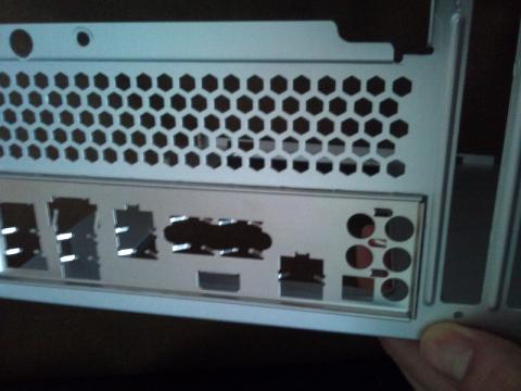 バックパネルをはめます