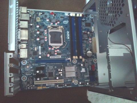 マザーボードを取り付け