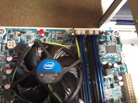 ファンを取り付け・・・接触してる?