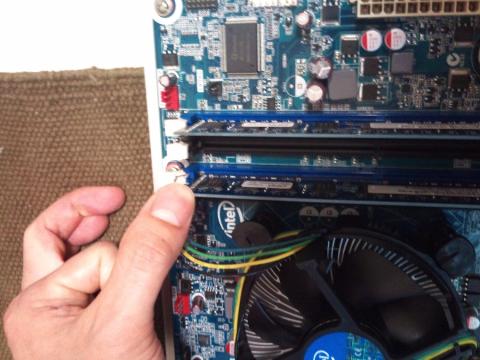 メモリを取り付け。狭い。