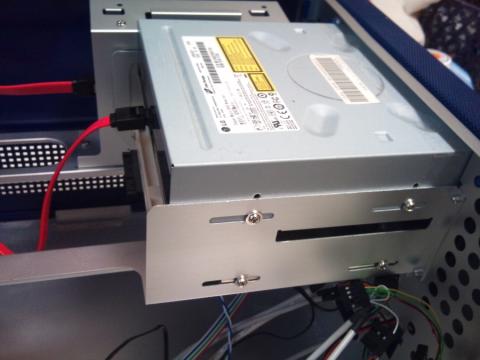 SSD(奥)DVDドライブ(手前)