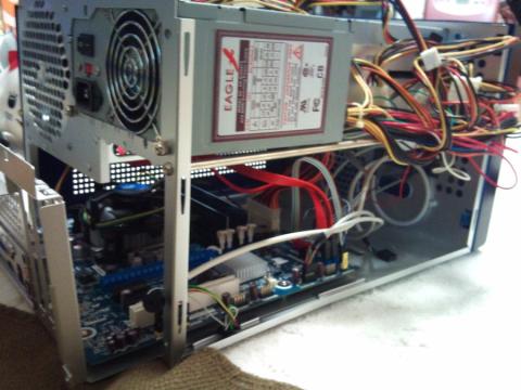 ケーブル接続するとこんな感じ。まとめてなくてスミマセン