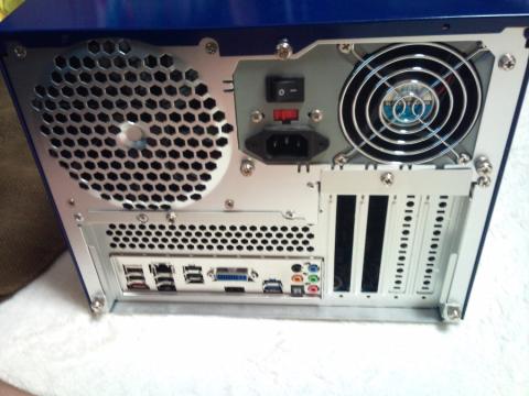 ケース後側をねじで、閉めます。できあがり