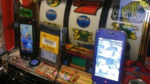 左はF-04B、右はLYNX 3D