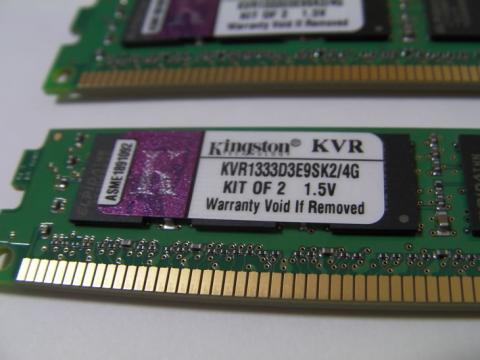 保証シールが貼ってあります。剥がしちゃ駄目です。