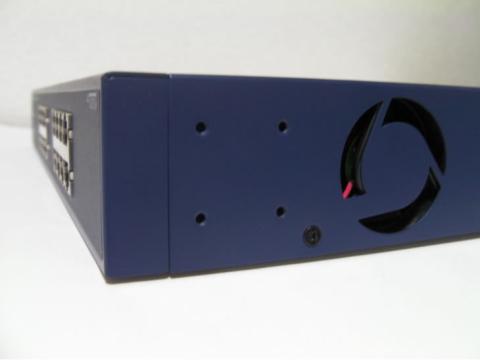 側面に冷却FANがあります