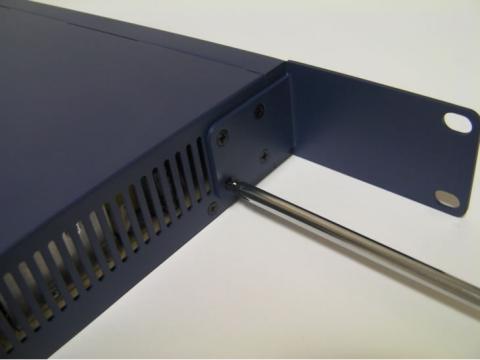 ラックマウントキットをネジで留めます