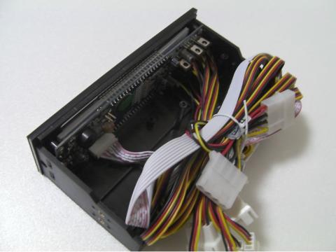 ケーブル類はあらかじめ接続されています。