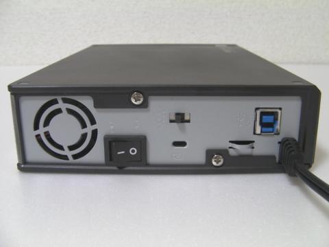 電源はON/OFFに加えてPC連動動作可能です。