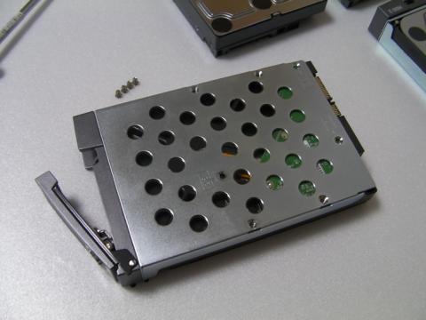 カートリッジは2.5インチ/3.5インチ両対応です。