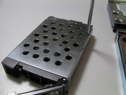 4箇所をネジで留めるだけです。