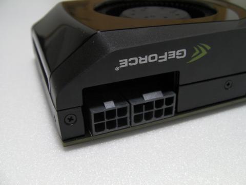 8pin、6pinの外部電源コネクタは上側