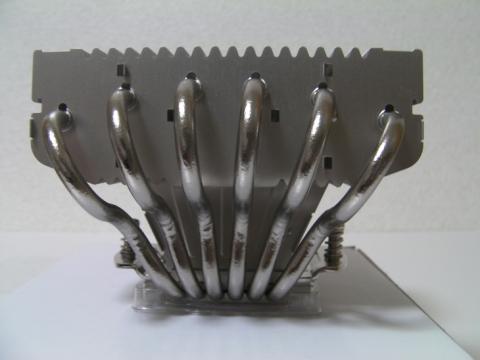 6本のヒートパイプが目立ちますね。