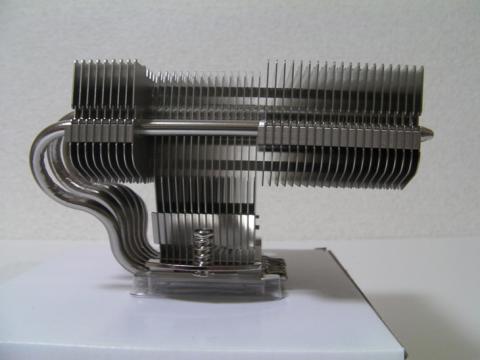 ヒートシンク下のクリアランスはかなり広く取られています。