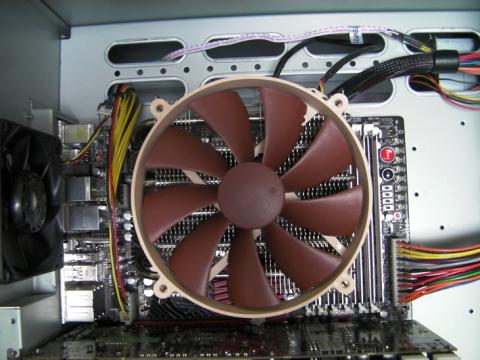 メモリも含めて良い感じに冷やしてくれそうです。