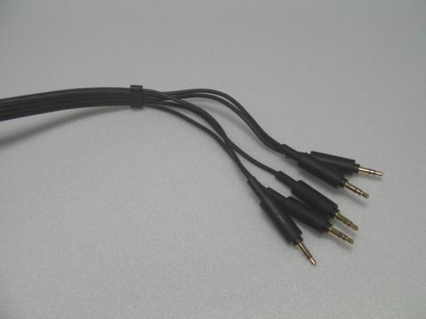 7.1chケーブルは中ほどで結束されています。