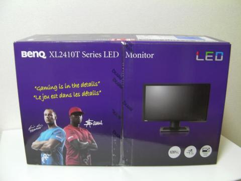 元プロゲーマーのおっさん二人が腕を組んでます。