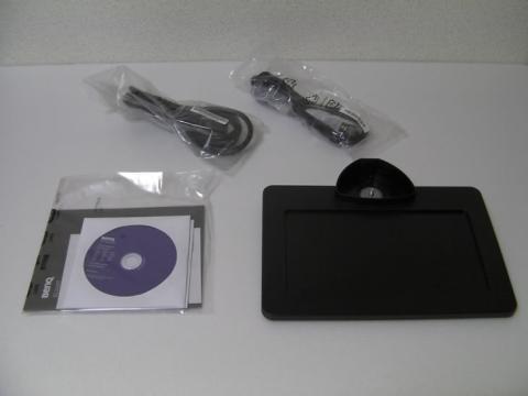 付属品はモニタスタンド、電源ケーブル、d-sub 15pinケーブル、説明書とドライバCD