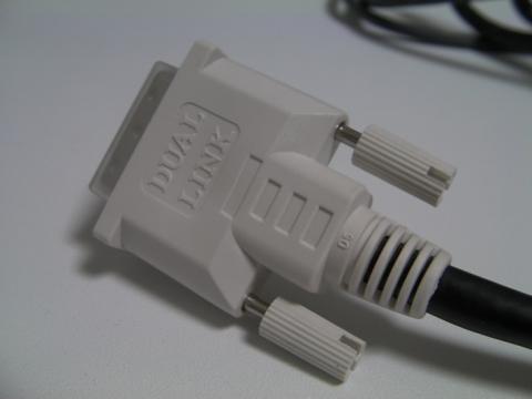 当然ですがDualLink対応ケーブルです。