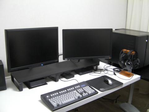 後日、モニタアームを取り付けました。