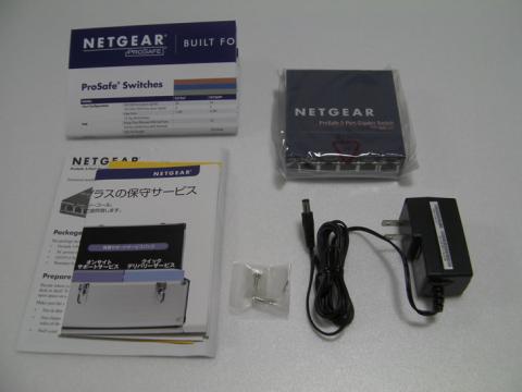 本体、ACアダプタ、壁掛金具、説明書です。