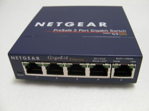 5ポート。ポートの上部左右に接続速度を示すLEDがあります。