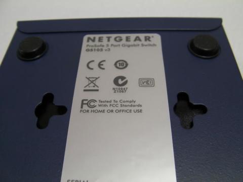 裏面にはクッションゴムと壁掛用の穴