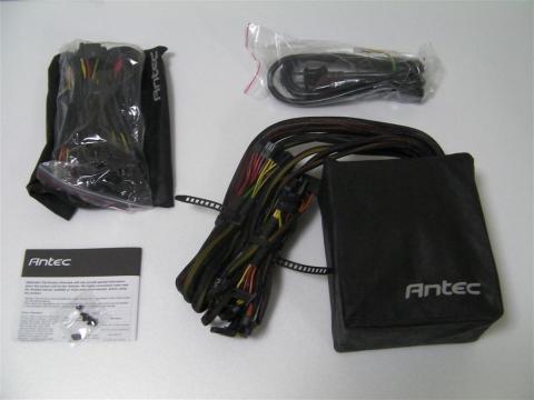 電源本体、電源ケーブル、プラグインケーブル、取付ネジ、説明書