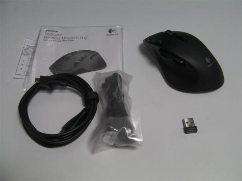 本体、無線レシーバー、USBケーブル、レシーバー用USB延長ケーブル、説明書類、ソフトウェアCD