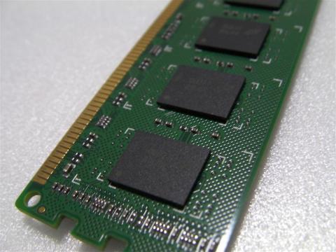 写真では分かり難いですが、チップはMicron製