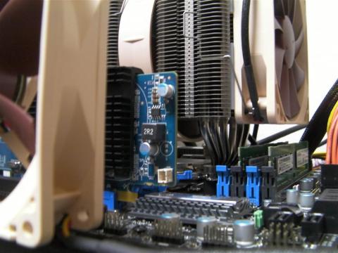 ヒートシンクも無く、背の低いメモリなので大型CPUクーラーとの干渉問題も無し