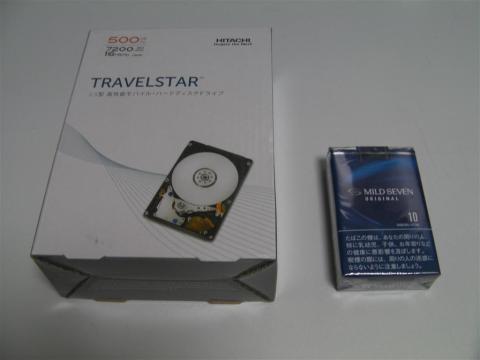 2.5インチドライブなので、BOX品とは言え小さなパッケージ