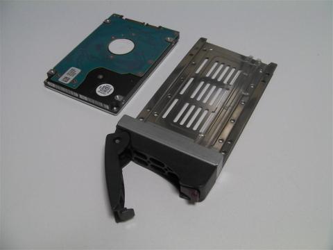 エンクロージャの専用トレイにドライブを固定します。