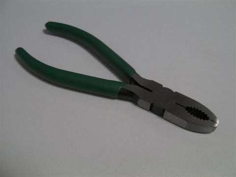 一見すると普通のペンチ