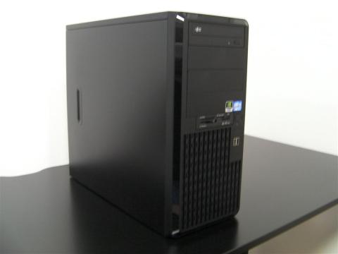 ケースはINWIN製。INWINらしいシンプルなスタイル。うーむ好みだ...