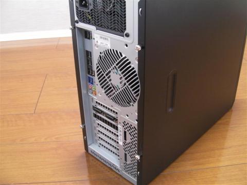 リア排気は12cm FAN。両サイド開閉可能で、それぞれ2箇所をローレットスクリューで留めてある。