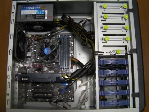 左側面から開けた状態。裏配線対応ケースなので、裏からケーブルを回す際には右側面も開けた方が作業しやすいでしょう。