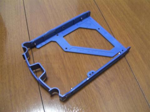 カートリッジは少し柔らかいプラスチック素材。手で広げてドライブに装着できる。