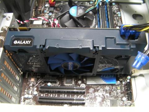 2スロット占有、6Pin外部電源x2。カード長はやや短い