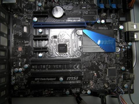 拡張スロットは、上からPCIe(x1)、PCIe(x16)、PCIe(x1)、PCIe(x1)、そしてPCIが3本