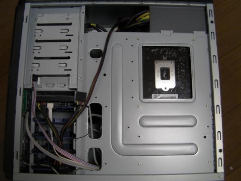 右側面(M/B裏側)です。CPUソケット周りにもメンテナンスホールがあります。