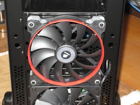 AF140 QUIET EDITION( CO-9050009-WW )はフロントパネル上段に設置。