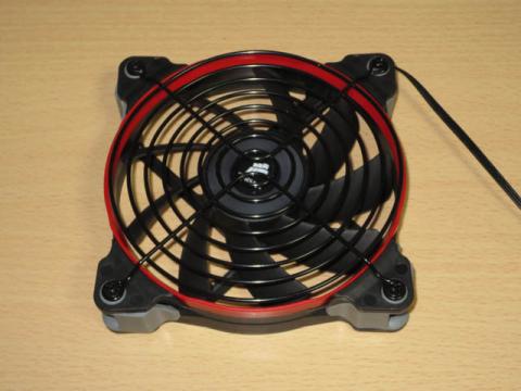 天板後ろ側はケーブル巻き込み防止に市販のファンガードをセット。