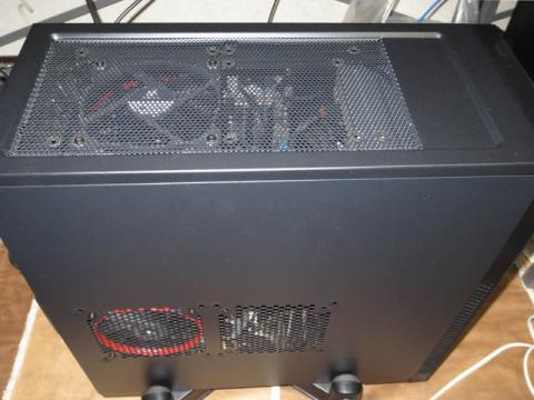 サイドパネルのスリットから赤いリングが見えます。