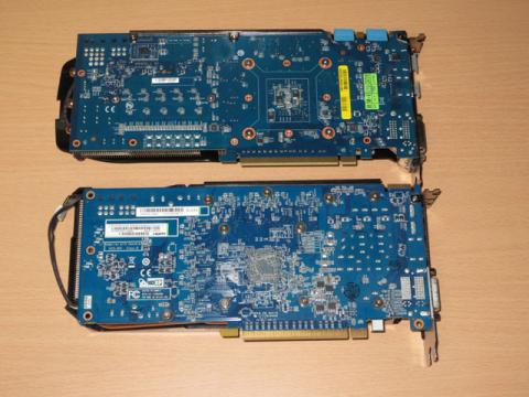 裏面にはメモリは実装されていません。