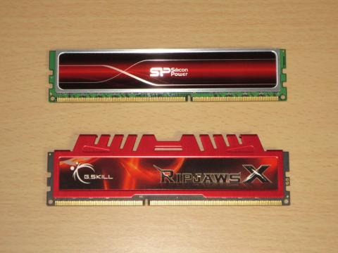 上:SP016GXLYU186NDA、下:G.Skill F3-1700CL11D-8GBXL
